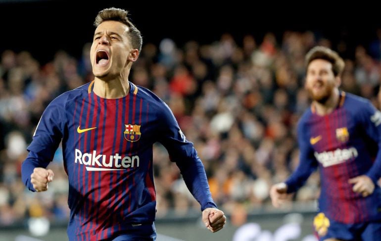 El centrocampista brasileño del FC Barcelona Philippe Coutinho celebra su gol, primero del equipo frente al Valencia CF.