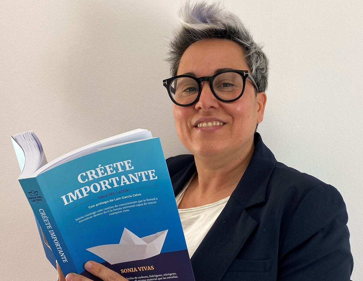 Sonia Vivas, sosteniendo uno de sus libros.