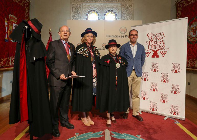 El presidente de la cofradía junto con el vicepresidente de la Institución Provincial