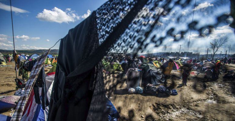 Vista general del campamento de refugiados detrás de la ropa tendida en la localidad de Idomeni, en la frontera entre Grecia y Macedonia