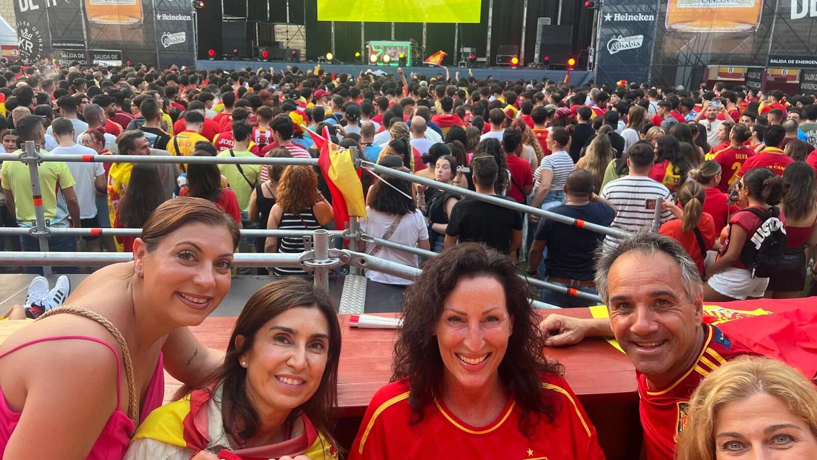 La alcaldesa María del Mar Vázquez, en la Plaza de Toros de Almería durante el partido.