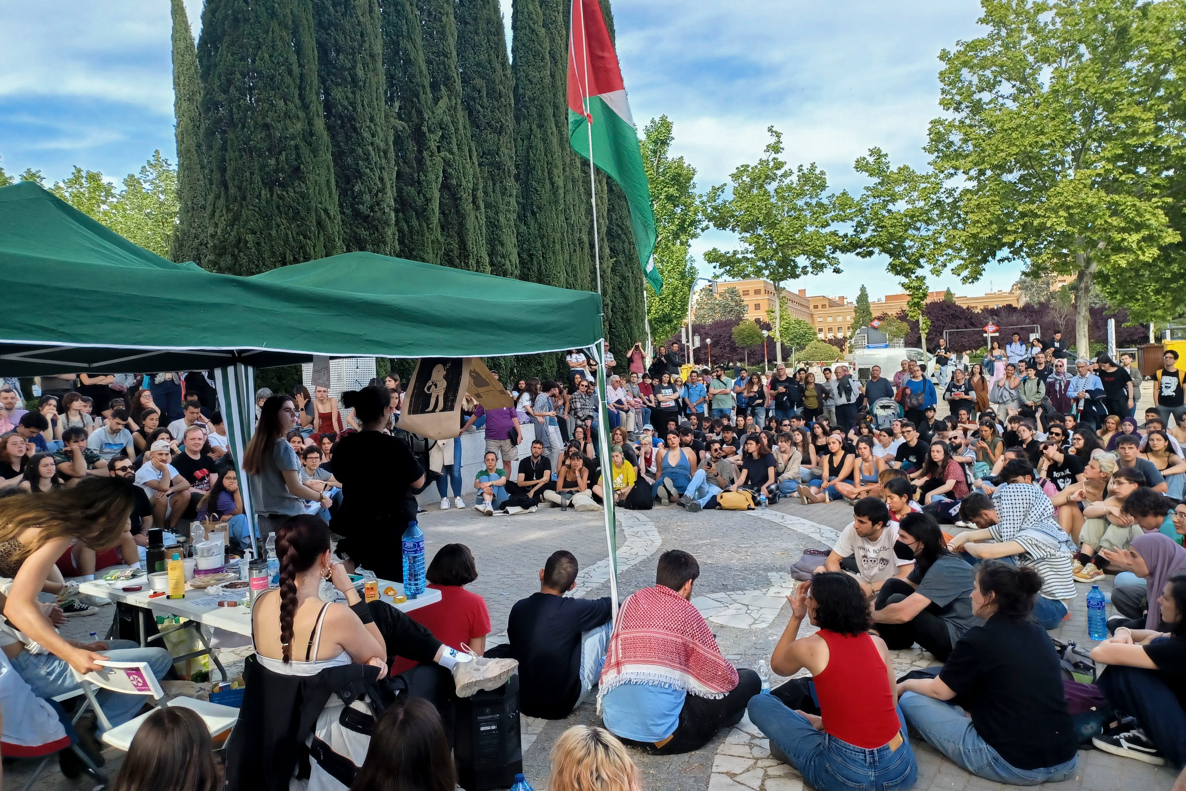 Vista de los estudiantes concentrados en apoyo a Palestina y para exigir el alto el fuego en Gaza este jueves, en la Ciudad Universitaria de Madrid. EFE/ Juliana Leao-Coelho