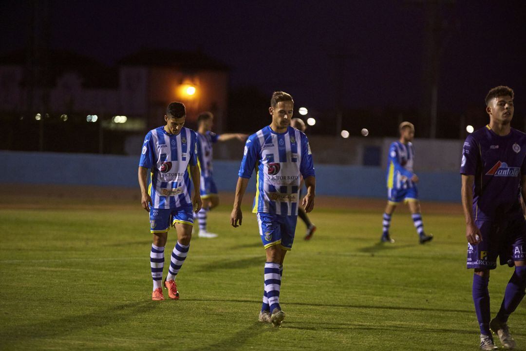 Los blanquiazules durante un encuentro de esta temporada en El Montecillo.