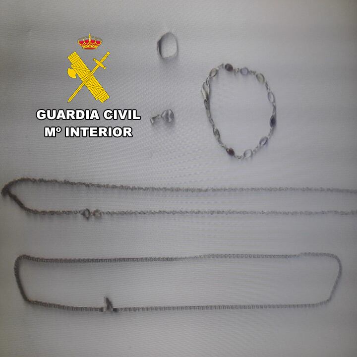 Joyas recuperadas por la Guardia Civil en Huelma.