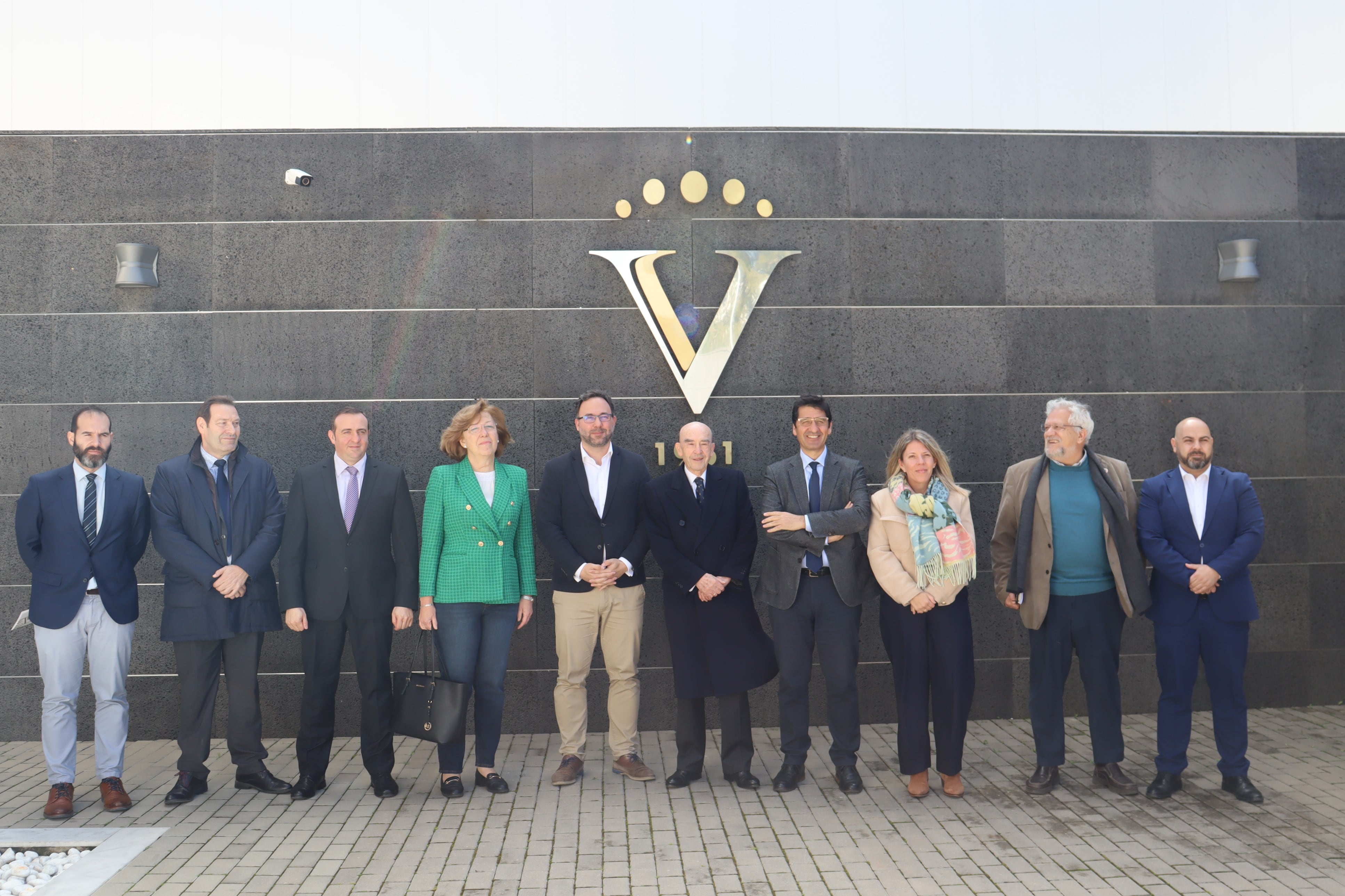 Foto de familia de todas las instituciones en la Bodega Virgen de las Viñas