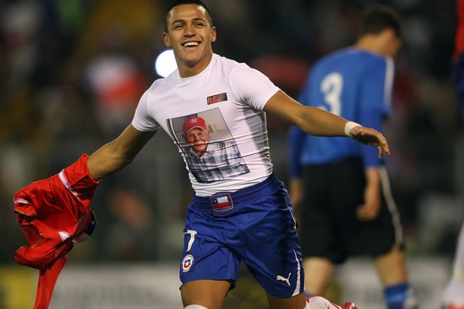 El jugador de Chile Alexis Sánchez celebra su gol ante Estonia durante un partido amistoso disputado en Santiago (Chile) como preparación para la Copa América