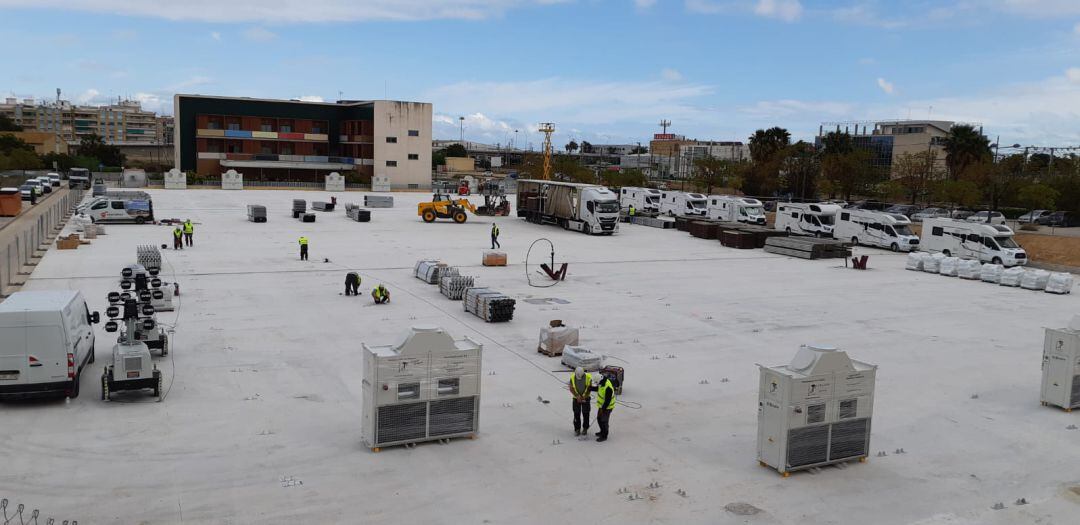 Fotogalería con los trabajos del hospital de campaña junto al Hospital La Fe de València