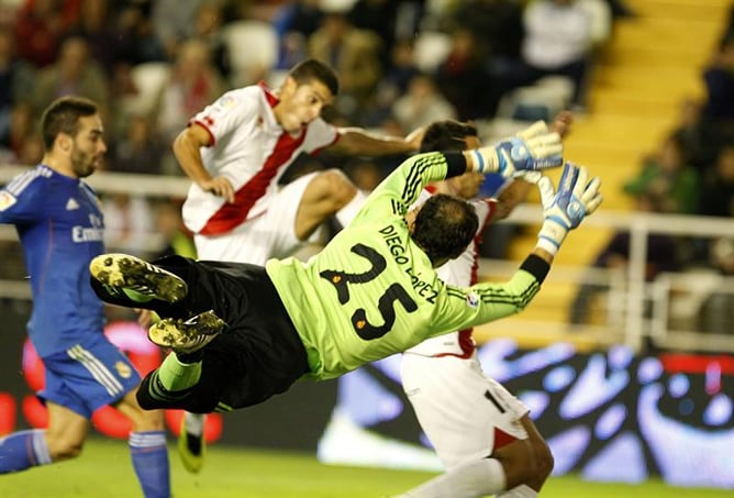 El portero del Real Madrid Diego López no puede detener el balón lanzado por el centrocampista del Rayo Vallecano Jonathan Viera