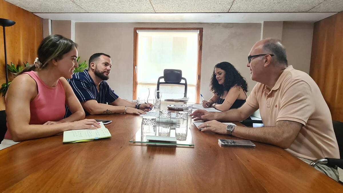 El PP se aleja de Vox y pacta con Compromís una ordenanza de ocupación de vía pública que blindará los puntos violetas