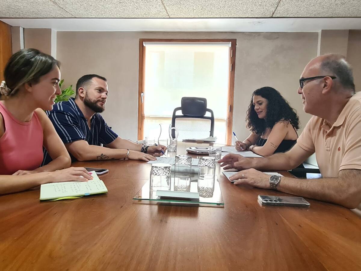 El PP se aleja de Vox y pacta con Compromís una ordenanza de ocupación de vía pública que blindará los puntos violetas