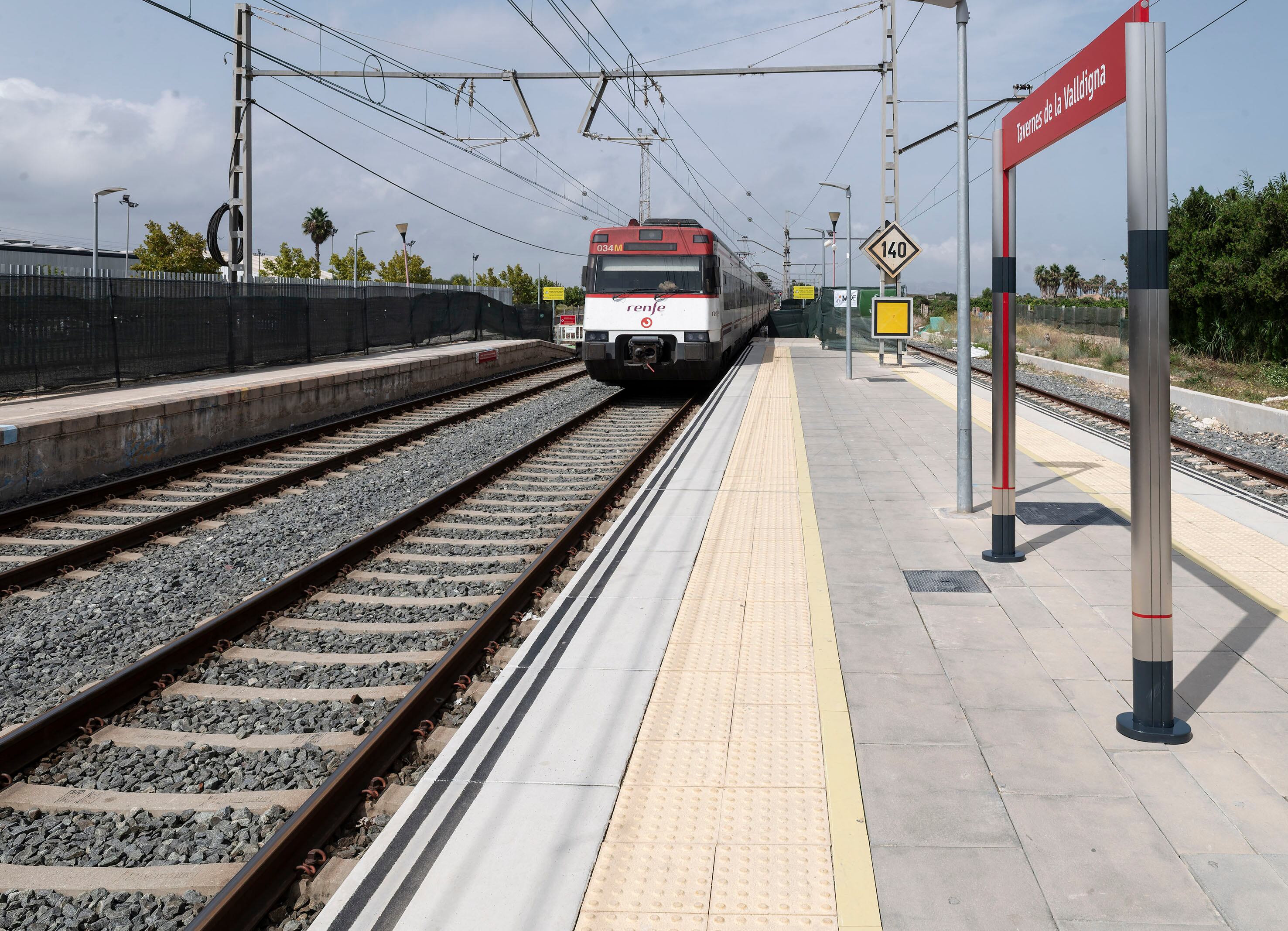 Tren de Cercanías a su llegada a la estación de Tavernes