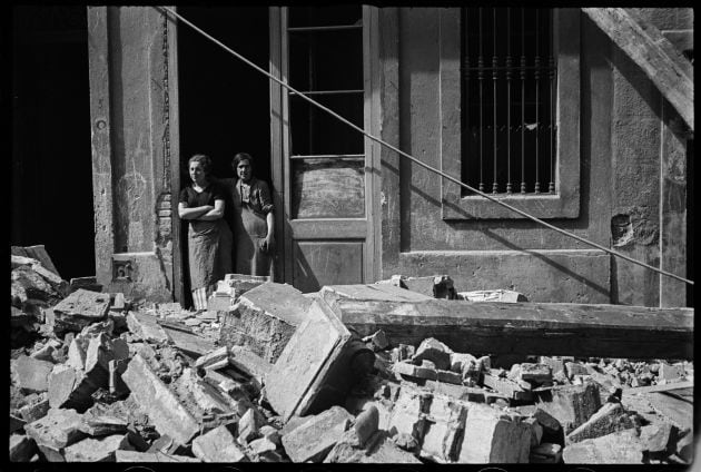 FOTOGALERÍA | Dos mujeres en medio de los escombros en el Poble Sec de Barcelona después de un bombardeo el 14 de marzo de 1937