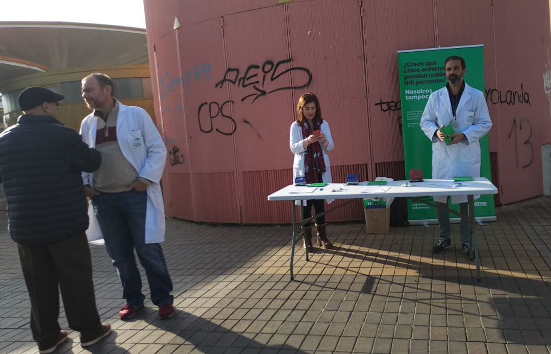 Medicos de Atención Primaria protestando en el Centro de Especialidades Castilla del Pino