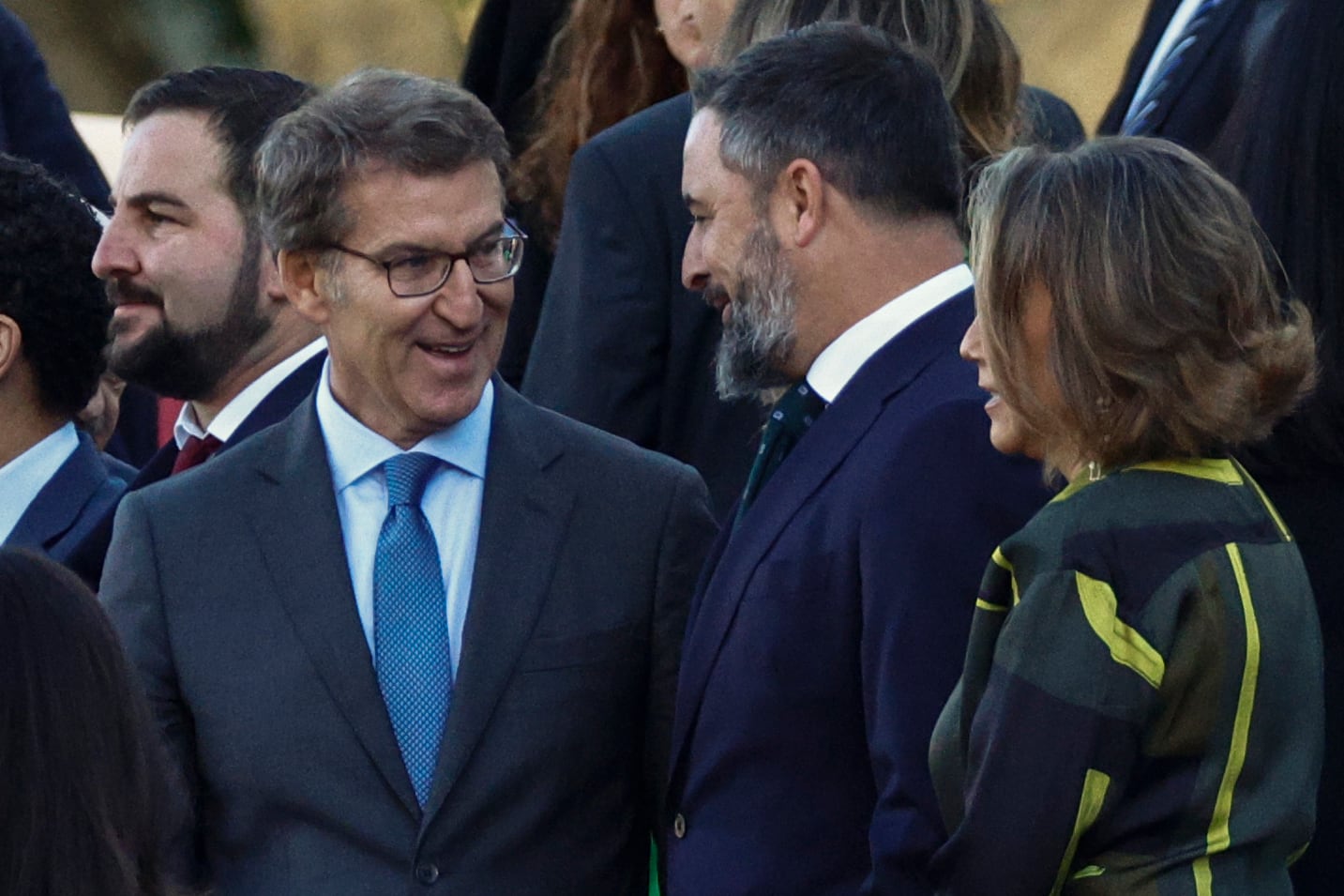 El líder popular, Alberto Nuñez Feijóo, conversa con el responsable de Vox, Santiago Abascal, en presencia de Cuca Gamarra en el desfile del Día de la Fiesta Nacional.