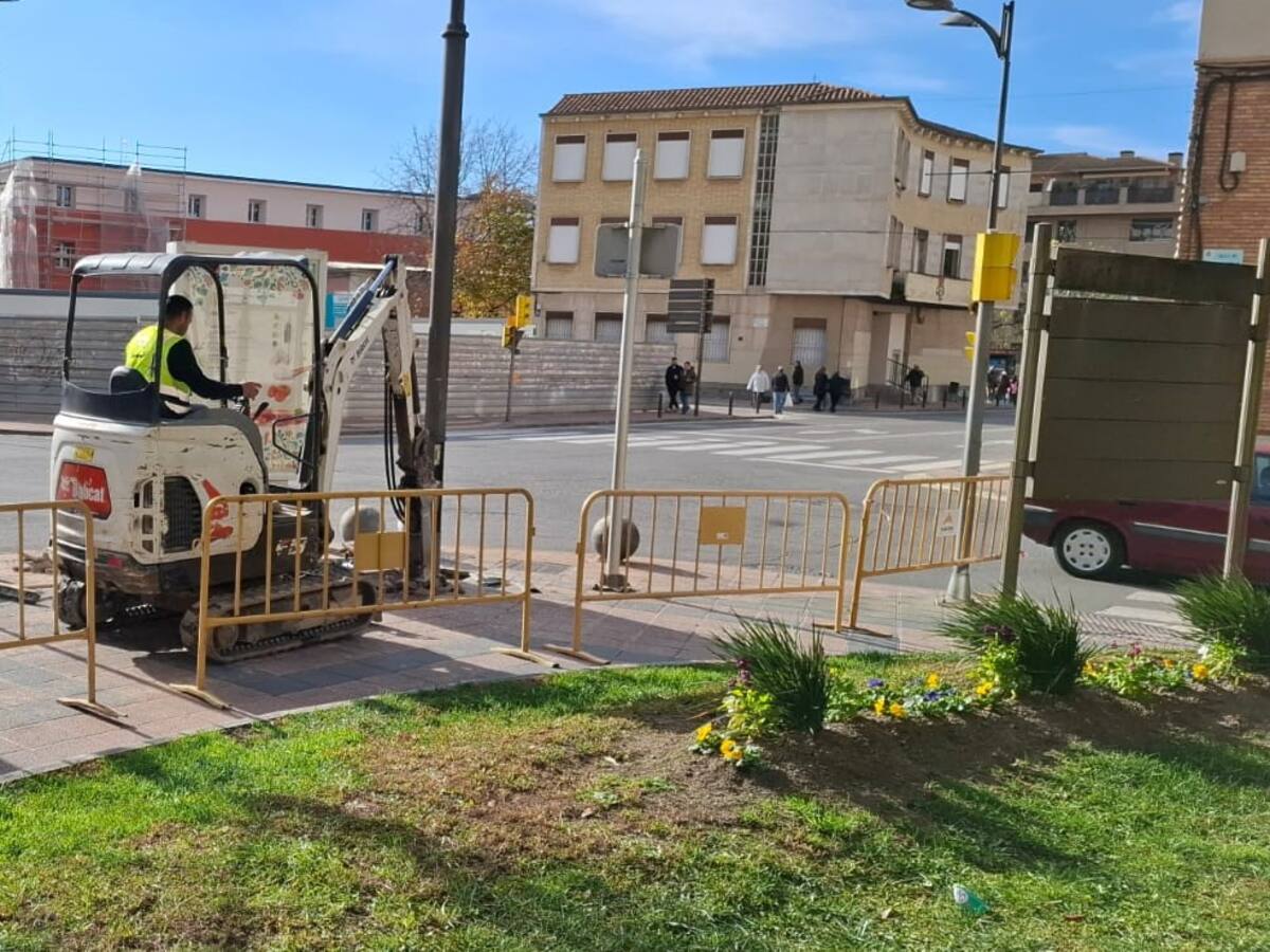 Barbastro inicia la instalación de la segunda pantalla informativa urbana Led