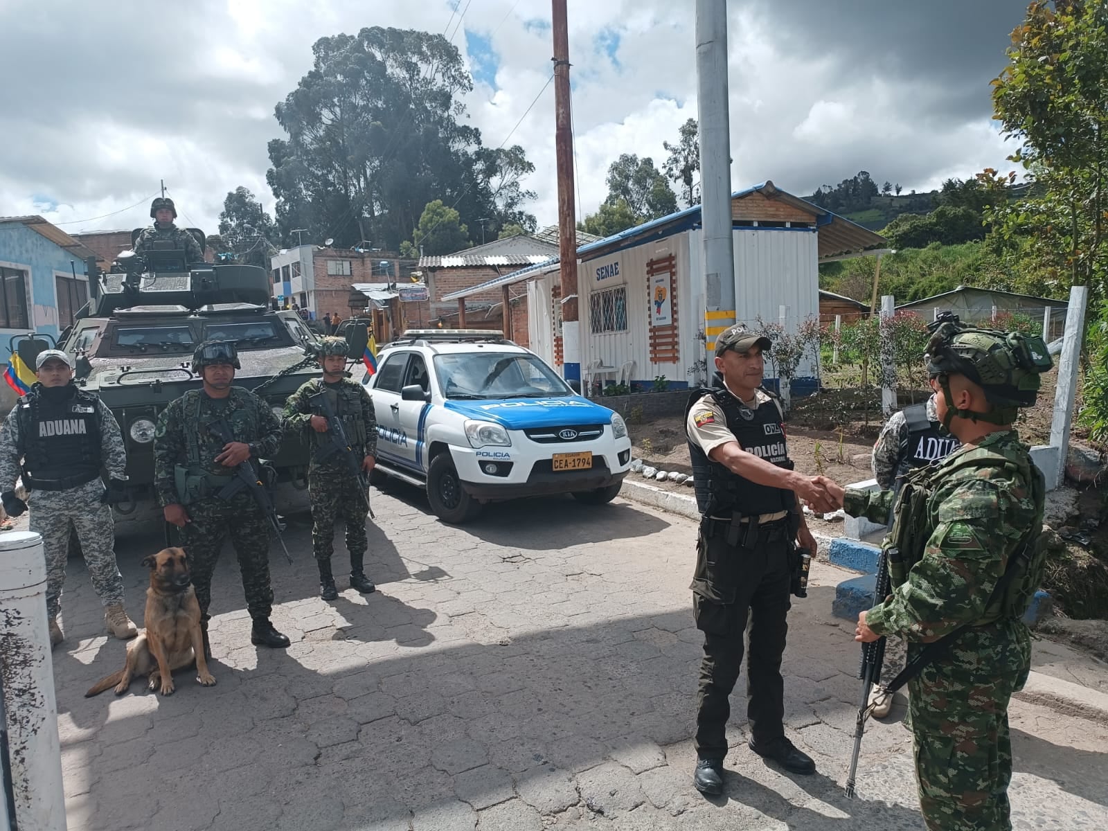 AME8441. NARIÑO (COLOMBIA), 10/01/2024.- Fotografía cedida hoy por el Ejército Nacional de Colombia que muestra a soldados y policías colombianos mientras realizan labores en cooperación con sus pares ecuatorianos, en un paso fronterizo en el departamento de Nariño (Colombia). El Gobierno colombiano movilizó cerca de 180 soldados a la frontera con Ecuador ante la delicada situación de seguridad que vive el país vecino, informó el Ejército este miércoles. EFE/ Ejército Nacional de Colombia /SOLO USO EDITORIAL /SOLO DISPONIBLE PARA ILUSTRAR LA NOTICIA QUE ACOMPAÑA (CRÉDITO OBLIGATORIO) /MÁXIMA CALIDAD DISPONIBLE
