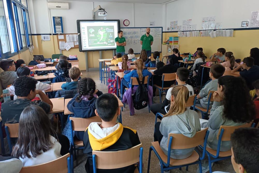 Los alumnos atentos a las figuras del voleibol.