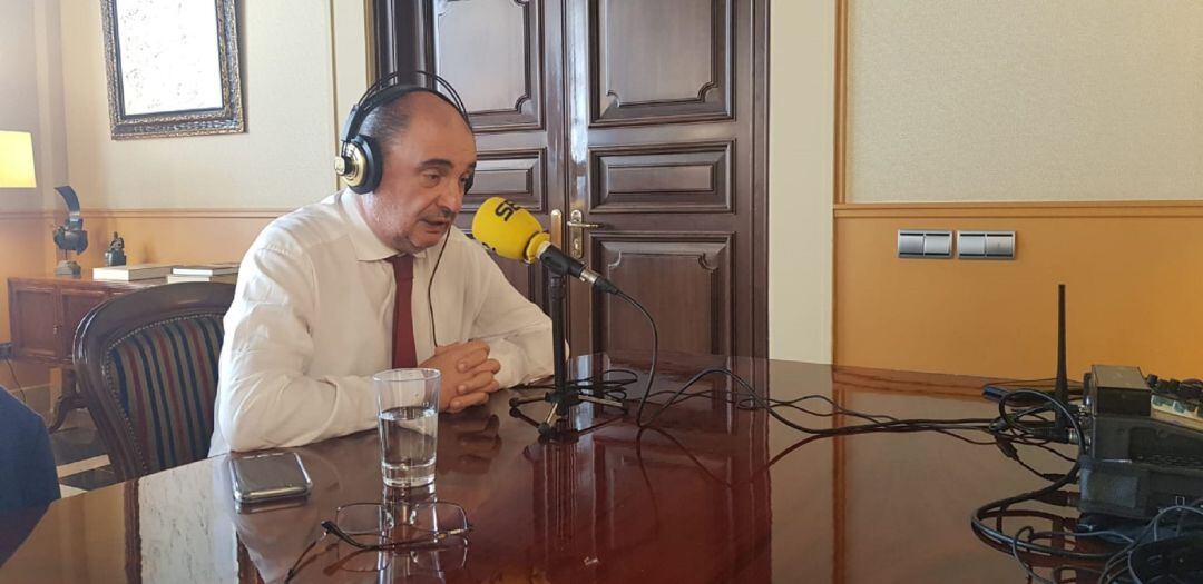 El presidente Javier Lambán, en la sede del Gobierno de Aragón, durante su intervención en La Rebotica, de Radio Zaragoza