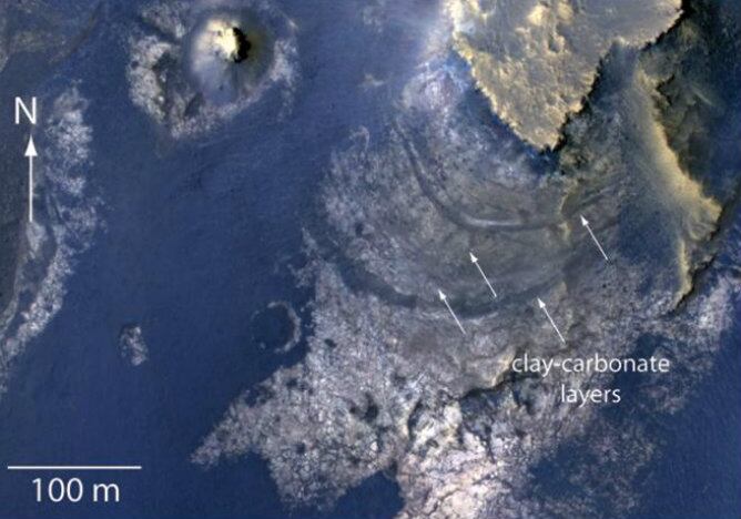 Esta imagen muestra rocas sedimentarias que contienen minerales formados a través de la interacción con el agua en Marte