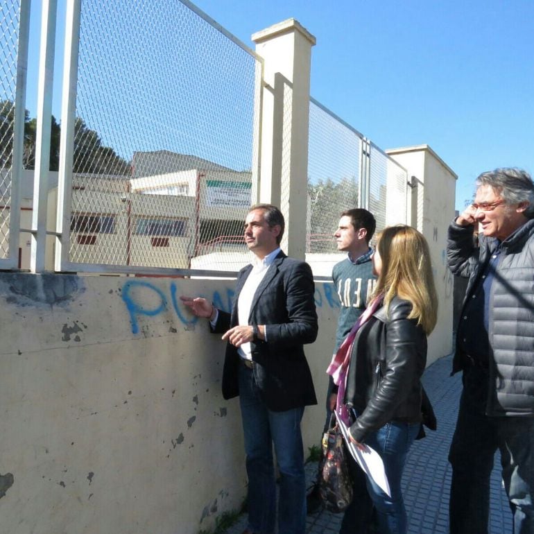 Antonio Saldaña, concejal del PP, y Teresa Ruiz Sillero, parlamentaria andaluza, han visitado el centro Ocupacional de San Juan de Dios