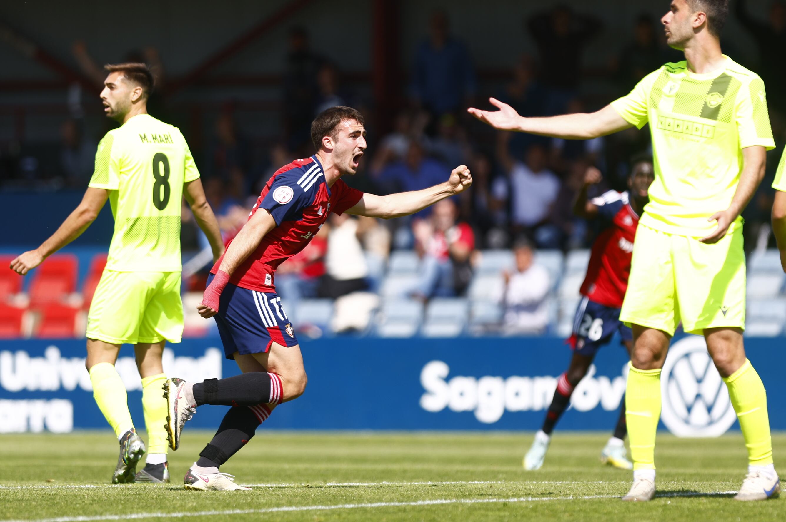 Eneko, jugador Osasuna Promesas, celebra su gol ante los jugadores del Intercity