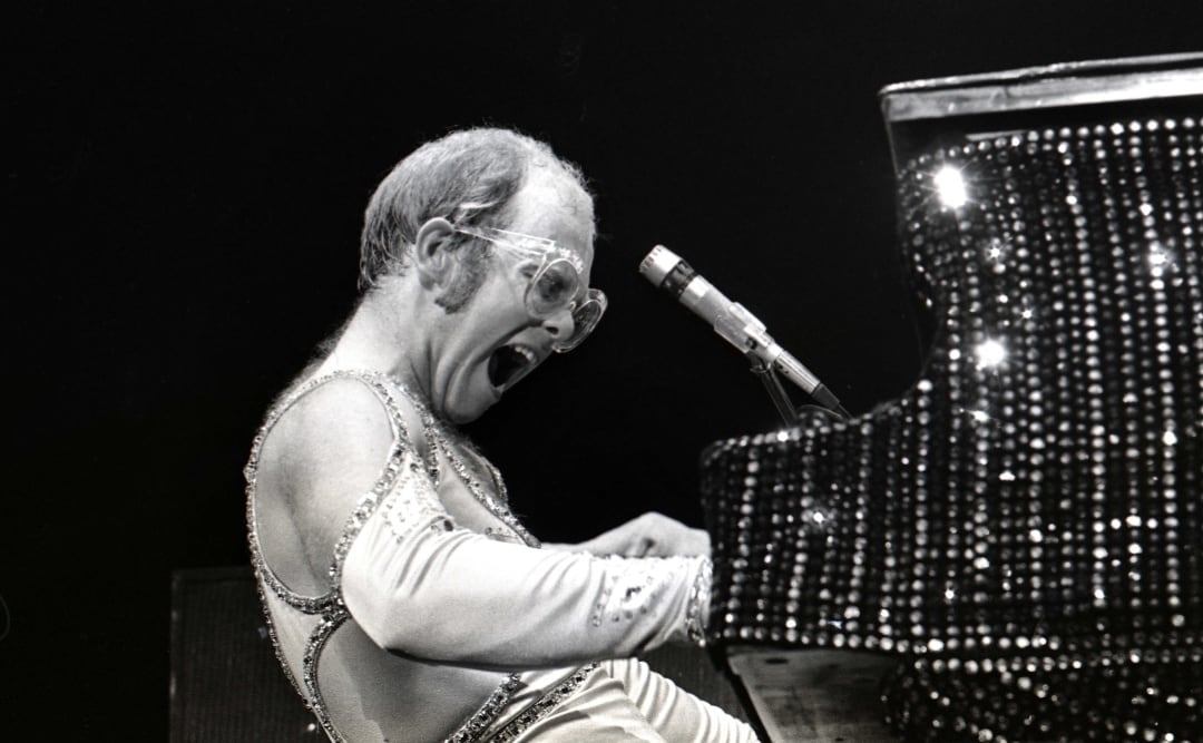 Elton John durante una actuación en 1974