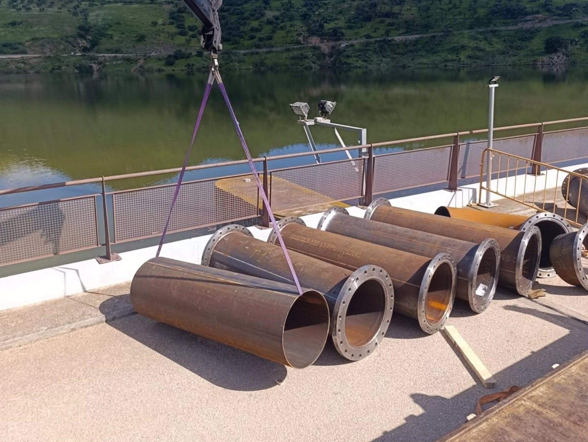 Trabajos de limpieza en el embalse de Casasola