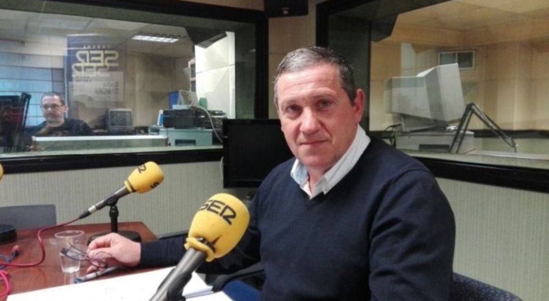 El candidato al Congreso, Javier Faúndez, en los estudios de Radio Zamora