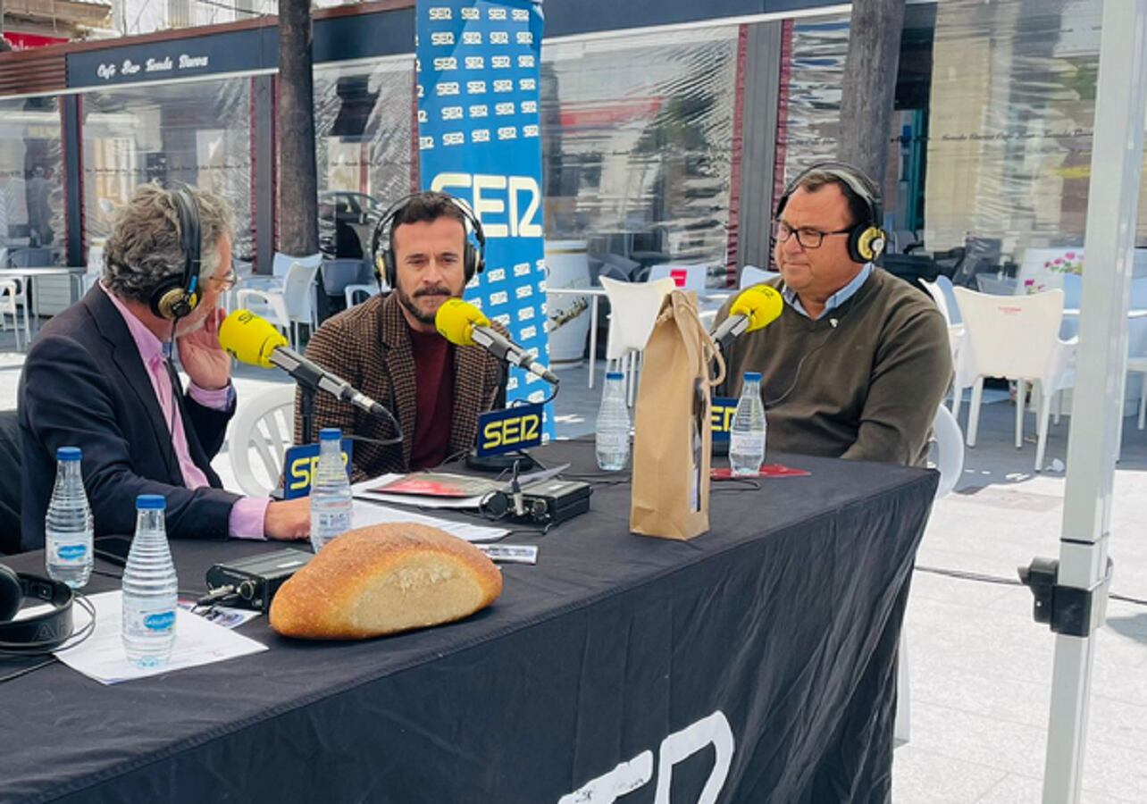 Salomón Hachuel y el panadero Domi Vélez ante uno de sus panes, la telera