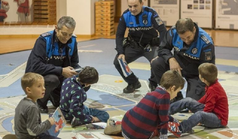 Agents de la policia portuària amb nens amb autisme de l&#039;associació Astafanias de Tarragona