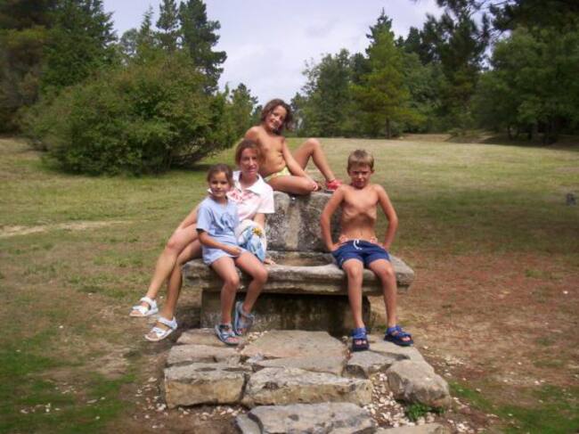 Karmentxu y sus hijos en la fuente de Landa rescatada