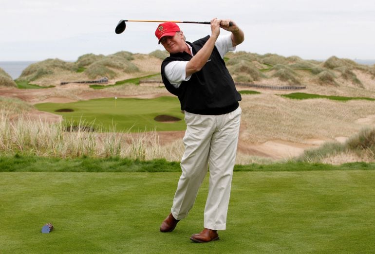 El presidente de Estados Unidos practica su swing en el 13 hoyo de su nuevo centro de golf internacional en Escocia, el último que construyó antes de ser Presidente de Estados Unidos 