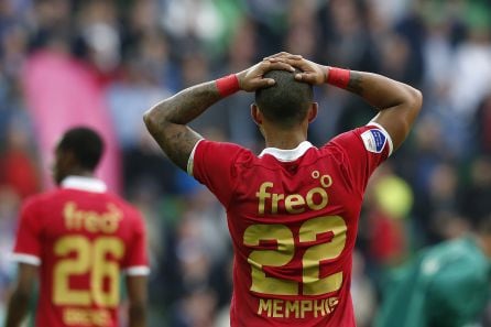 Memphis Depay con &quot;Memphis&quot; en la camiseta durante un partido del PSV en 2013