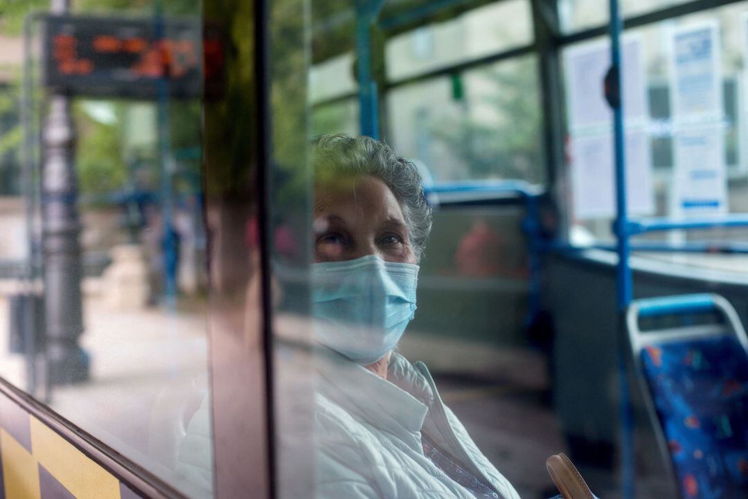 Una mujer protegida con mascarilla hace uso del transporte público en Ourense este lunes.