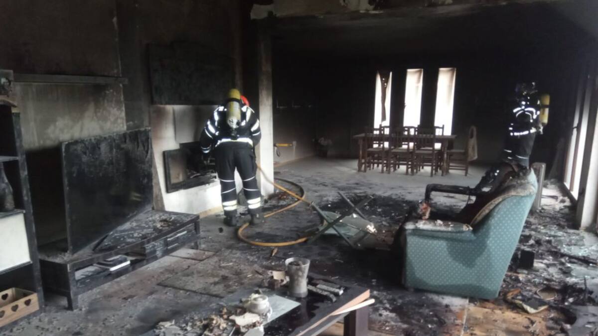 Arde parte de un chalet adosado en Carracedelo