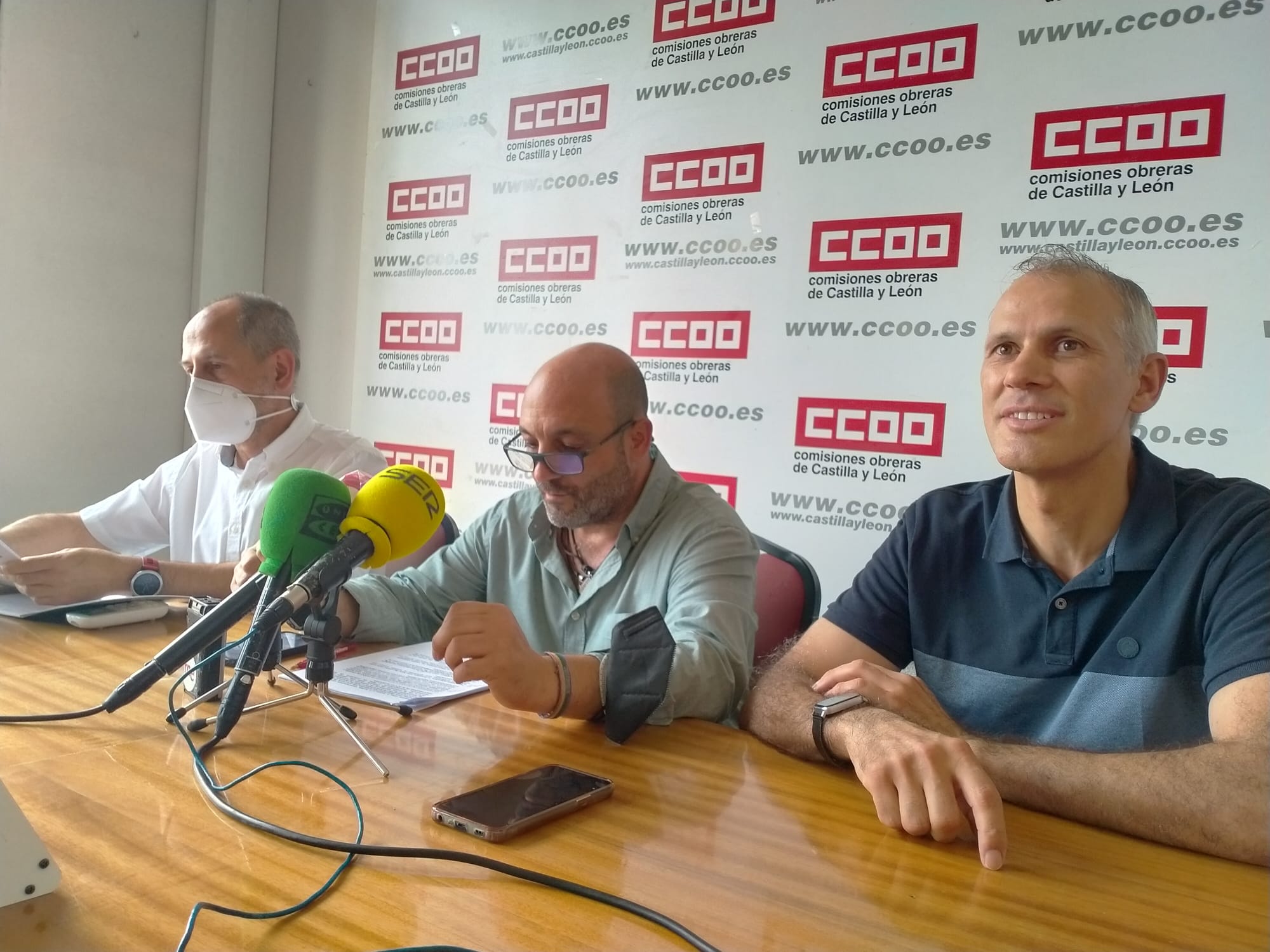 Representantes tecnicos y sindicales anuncian la presentación de la denuncia ante fiscalia