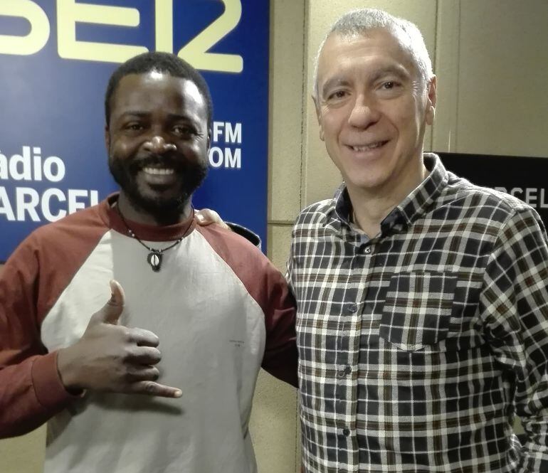 El escritor Miguel Pajares junto a Ronald Fosso en 'Hoy por hoy' con Macarena Berlín. 