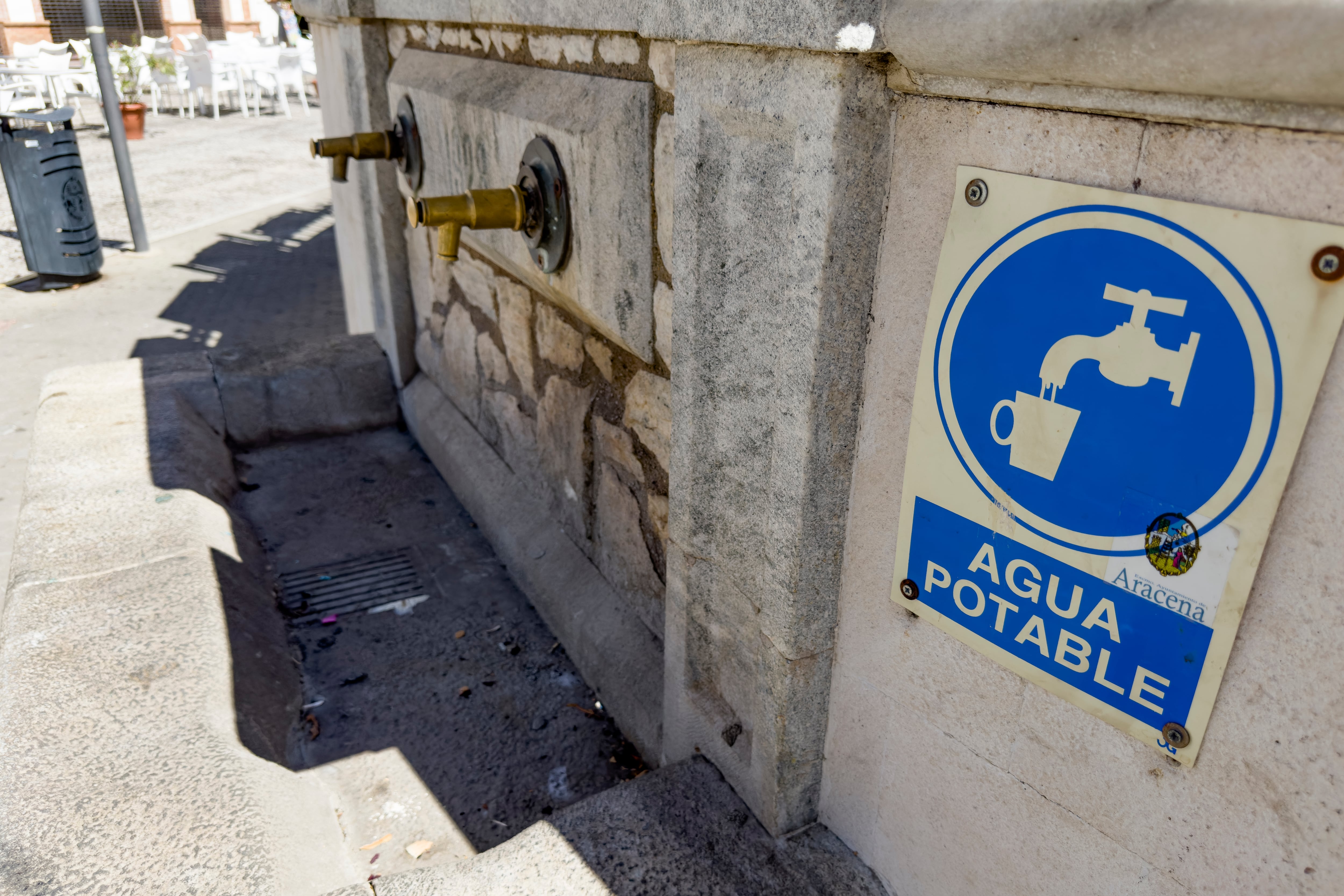 Fuente pública cerrada por la sequía en la localidad onubense de Aracena, el pasado verano. Archivo.