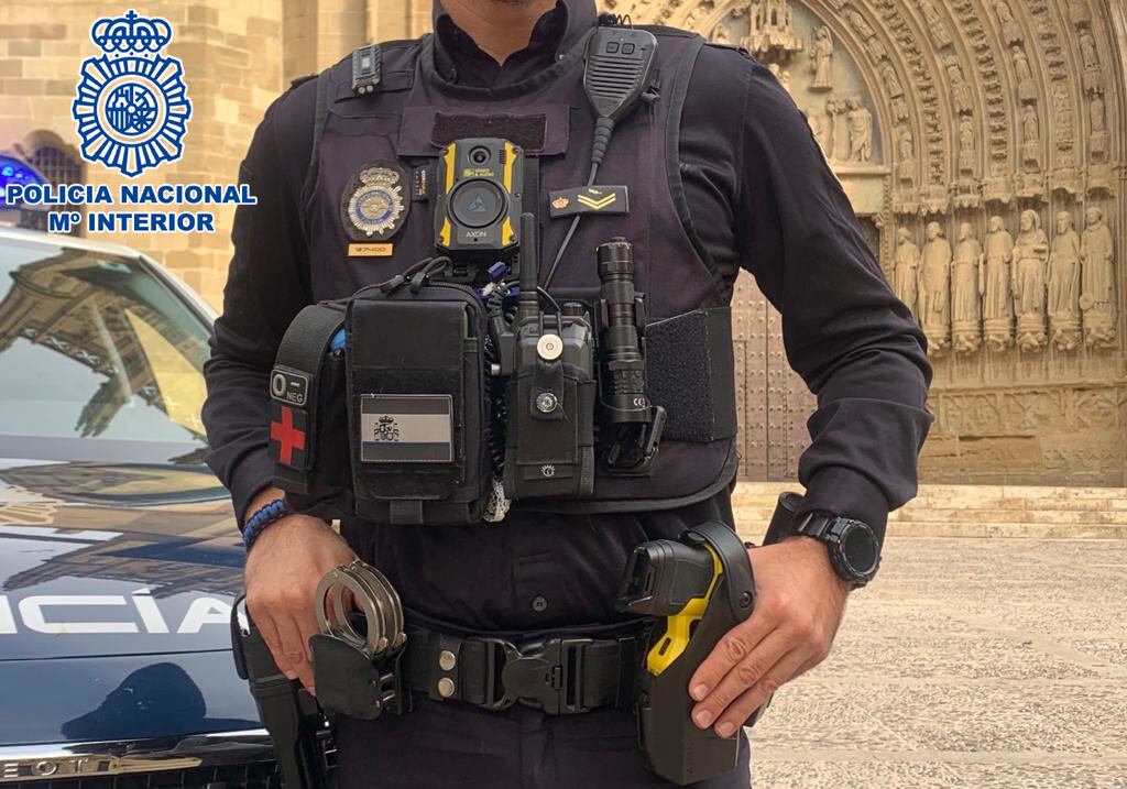 Policía Nacional con inmovilizadores eléctricos