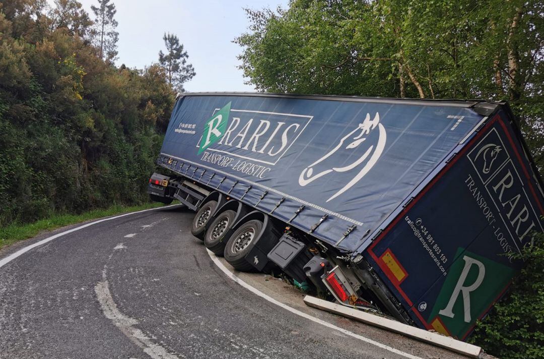 El remolque ha quedado anclado en la arboleda, bloqueando a la cabeza tractora