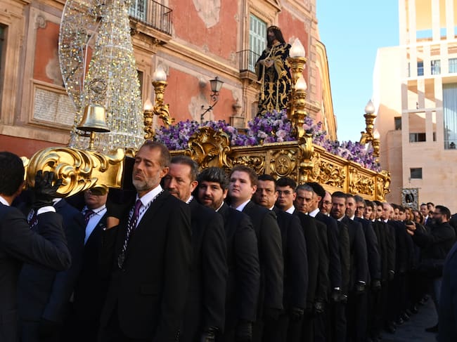 López Miras portando al Cristo del Rescate en la Manga Procesión