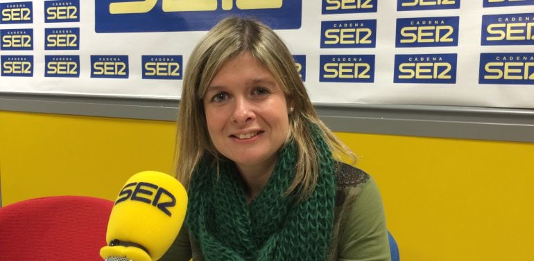 Noemí Llauradó, als estudis de Ràdio Reus.