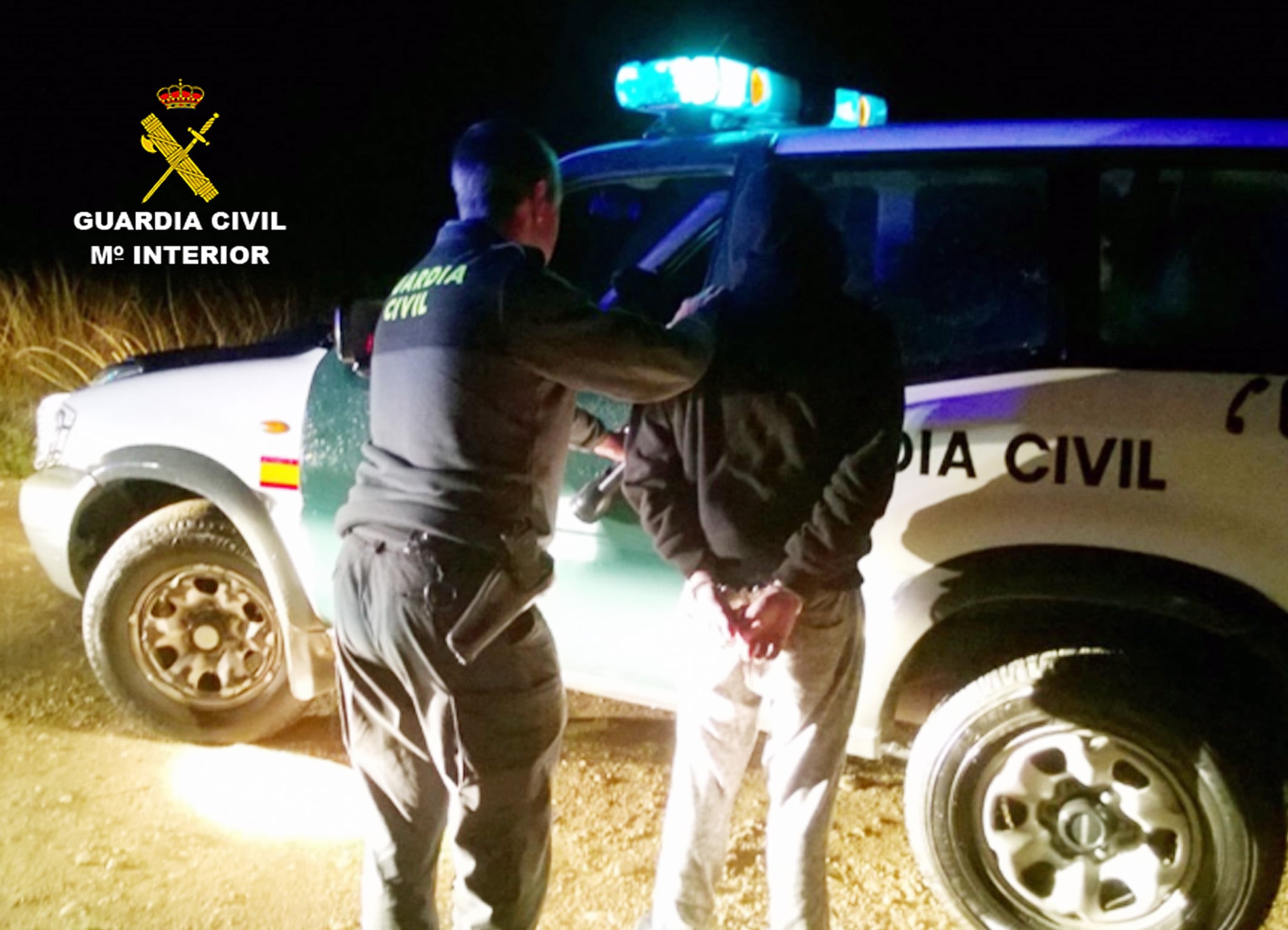 Un agente de la Guardia Civil  con el detenido en Canara (Cehegín)