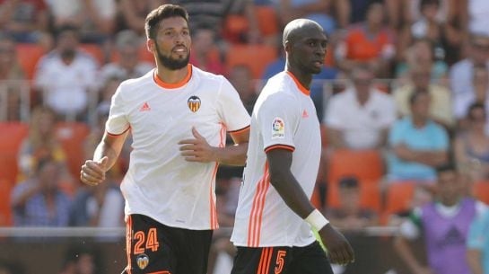 Ezequiel Garay y Eliaquim Mangala