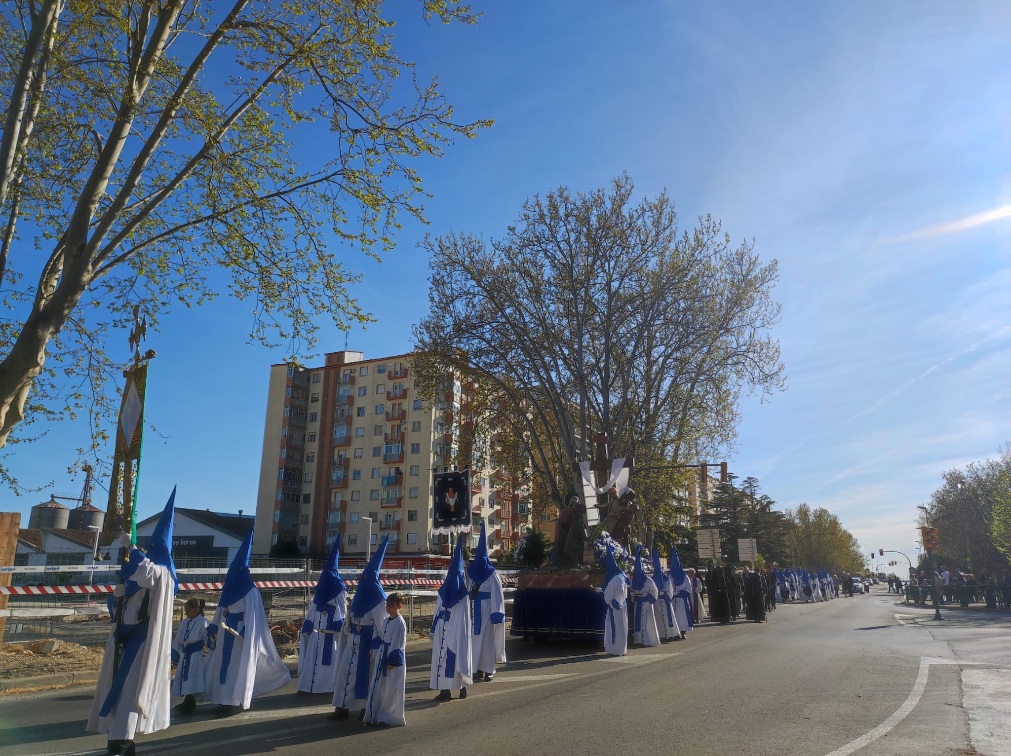 Procesión del Descendimiento por Av. Martínez de Velasco.