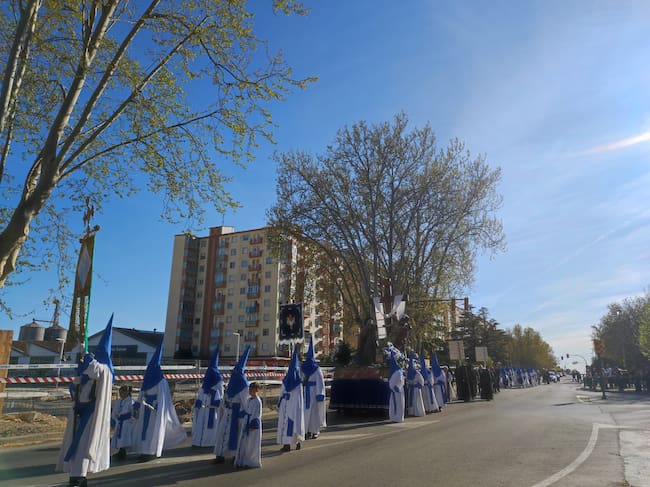 Procesión del Descendimiento por Av. Martínez de Velasco.