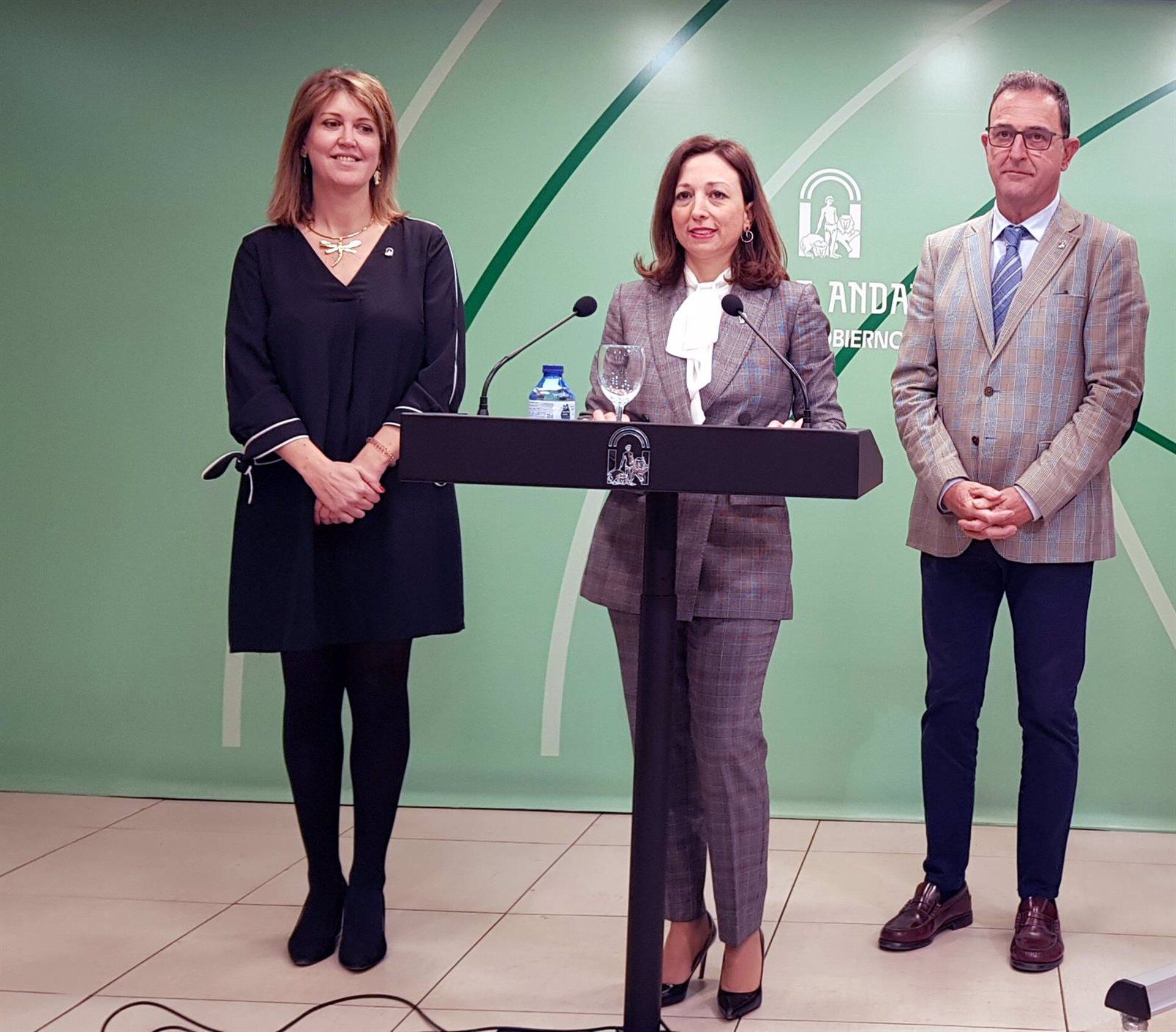 La delegada del Gobierno andaluz en Málaga, Patricia Navarro, compañada por los delegados territoriales de Fomento y Cultura, Carmen Casero, y de Salud y Familias, Carlos Bautista.