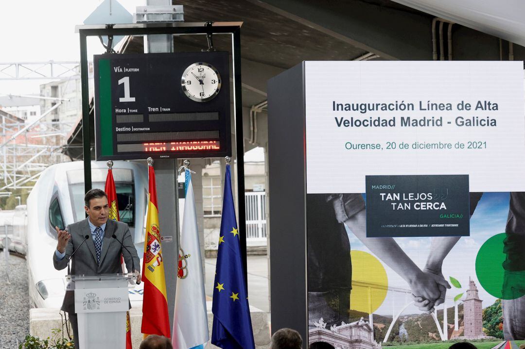 El presidente del Gobierno, Pedro Sánchez, tras la llegada del AVE a Galicia