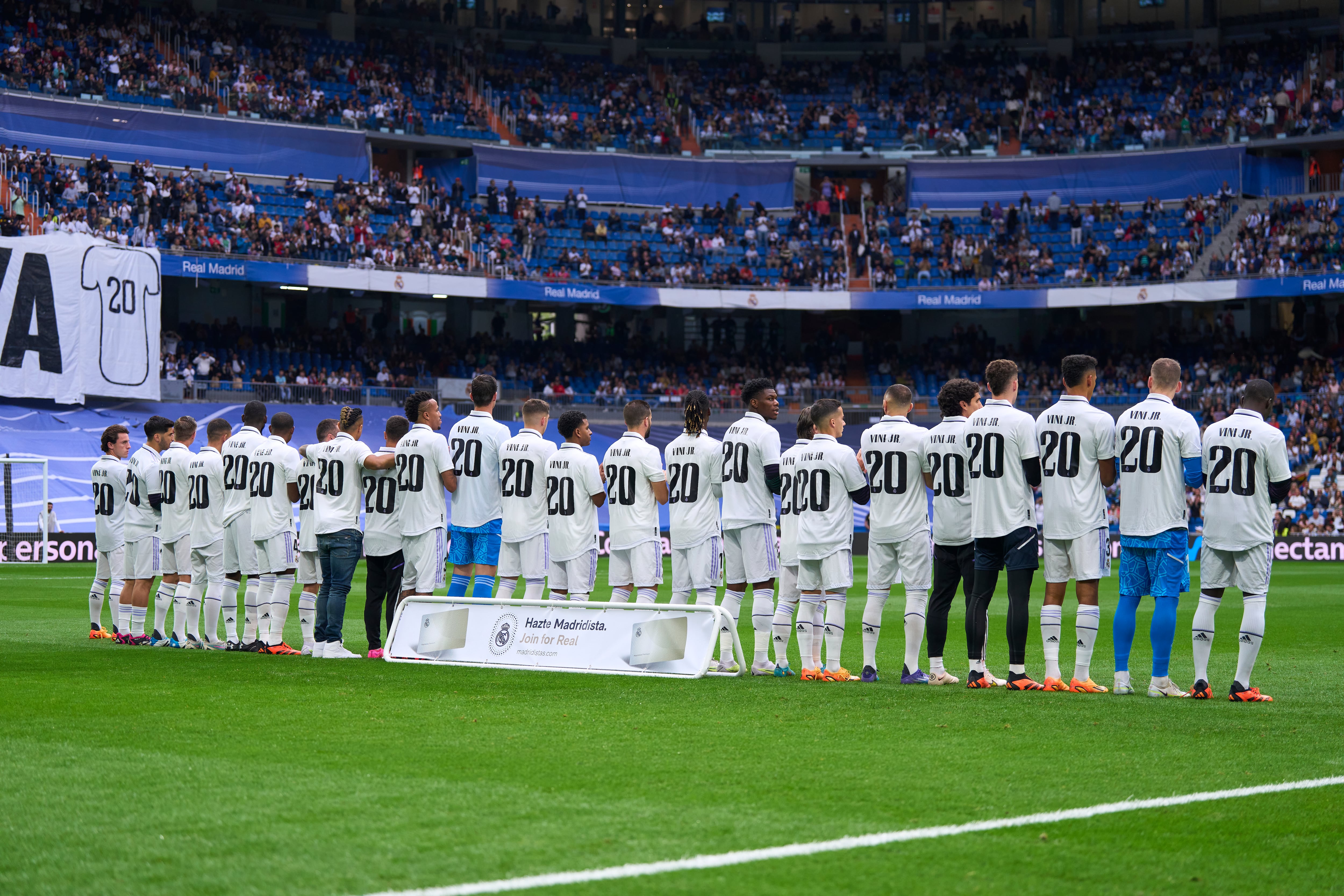 Los jugadores del Real Madrid, antes del inicio del partido frente al Rayo Vallecano, con la camiseta de Vinicius. (Diego Souto/Quality Sport Images/Getty Images)