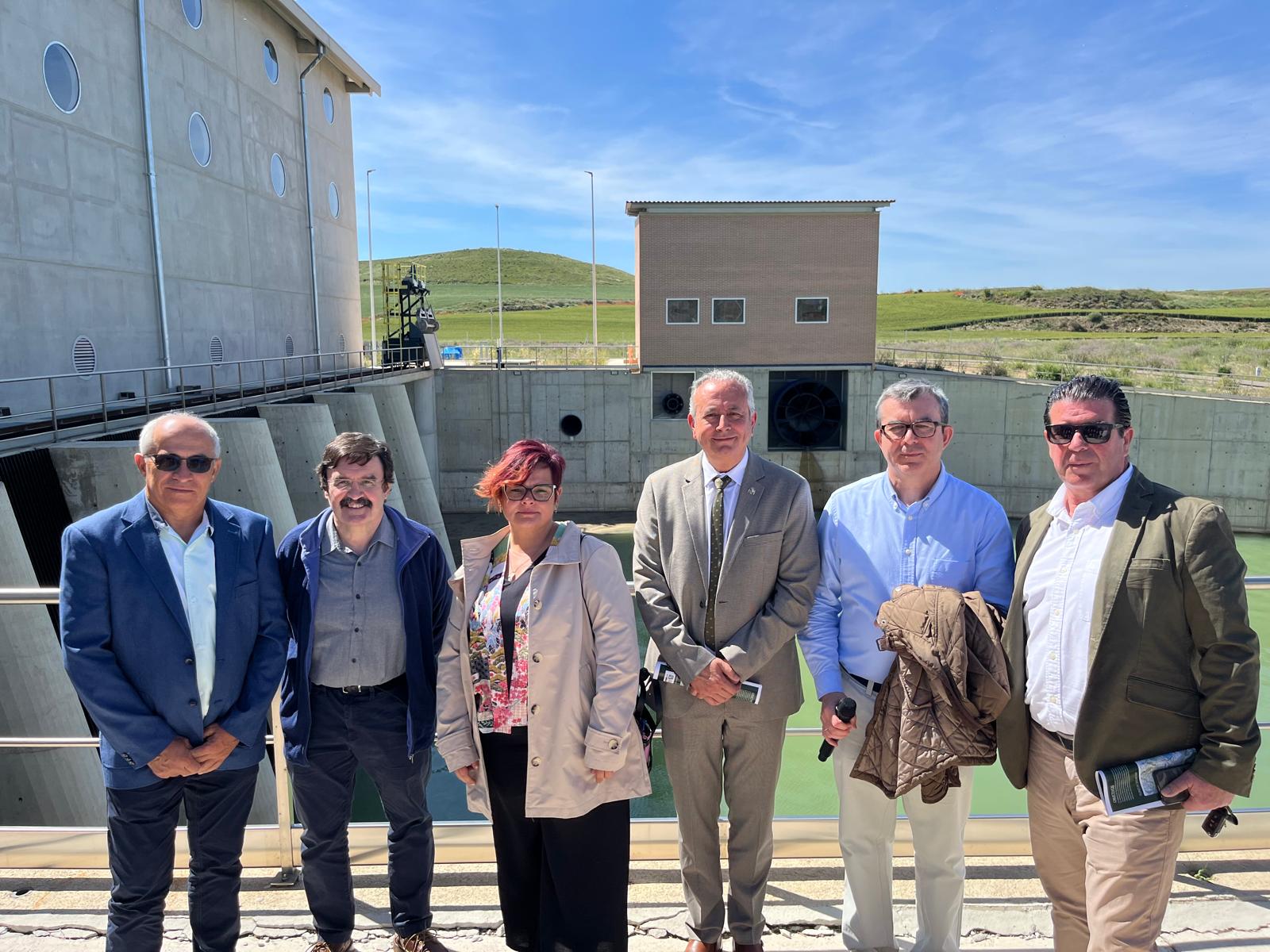 Carlos Campo, subdelegado del Gobierno en Huesca, en el centro de la imagen